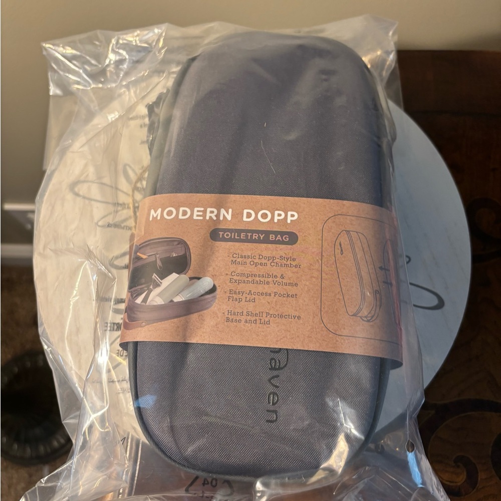 Haven Modern Dopp Men’s Toiletry Bag in Gray